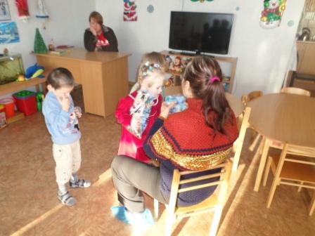 Волонтери у дитбудинку вітають зі святом Миколая малят